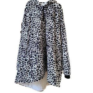 NWOT THE COMFY ORIGINAL Microfiber & Sherpa Wearable Blanket Hoodie Leopard